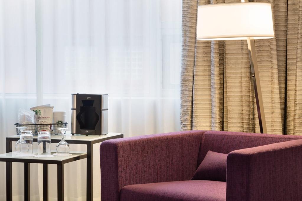 Coast Edmonton Plaza Hotel By Apa Zimmer foto