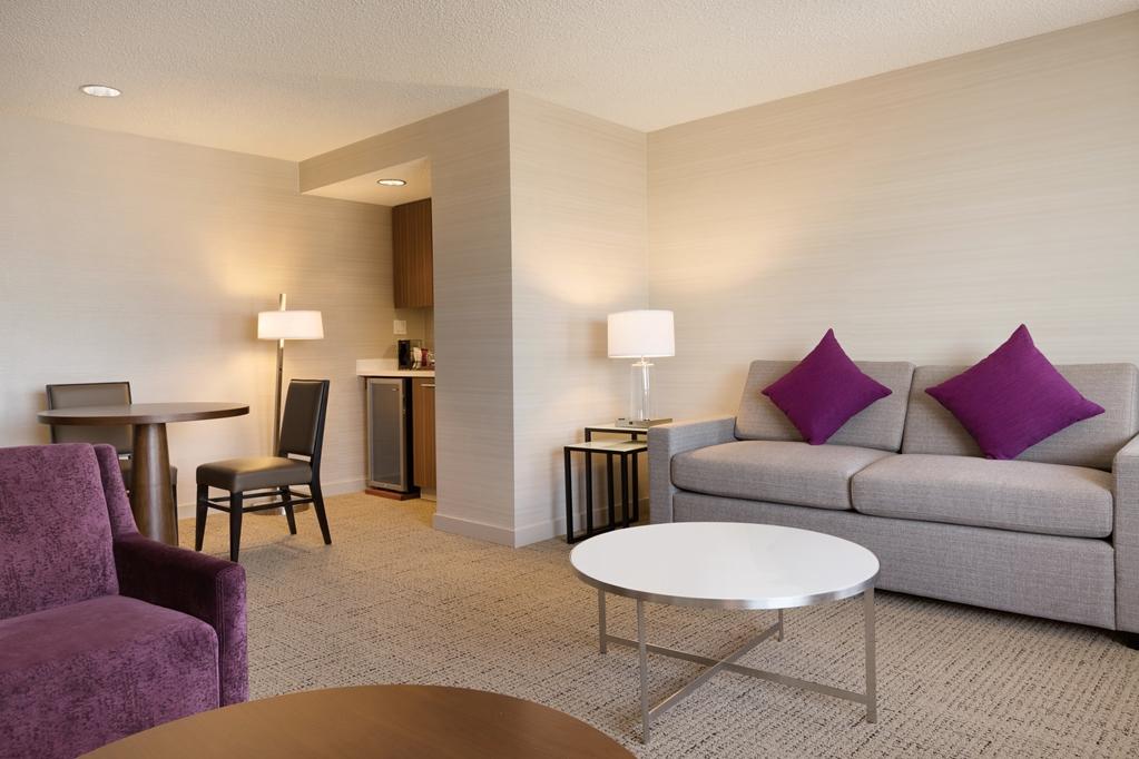 Coast Edmonton Plaza Hotel By Apa Zimmer foto