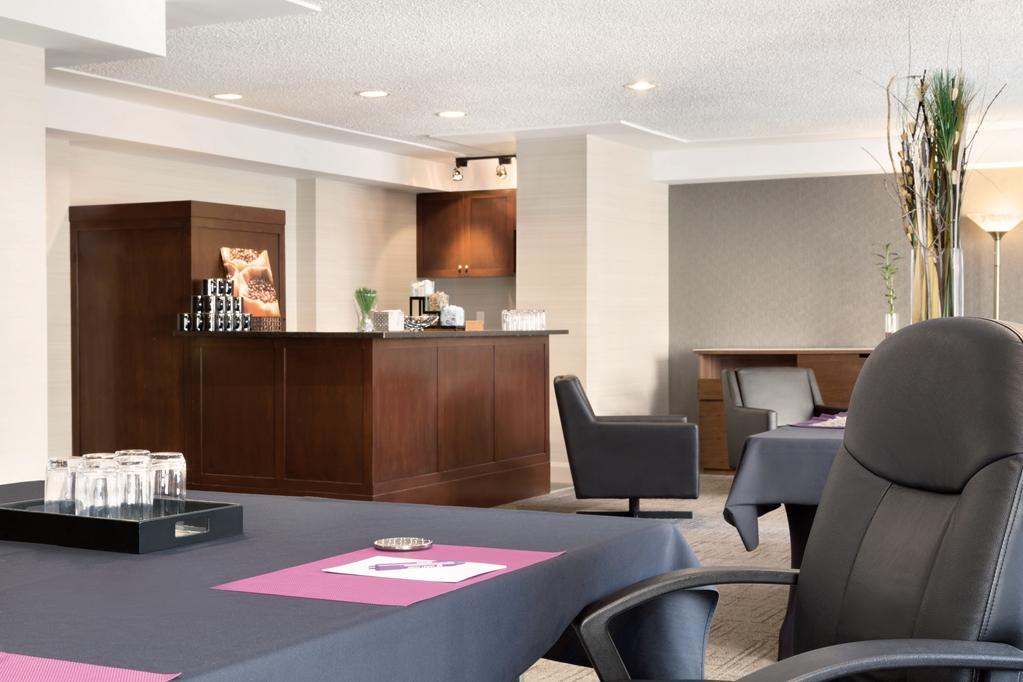Coast Edmonton Plaza Hotel By Apa Restaurant foto